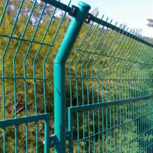 土地隔离铁丝网围栏 1.8米高围地网格隔离栅 沈阳框架护栏网