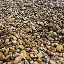 3-5公分鹅卵石货场,上万吨杂色鹅卵石大型堆场,鹅卵石货源充足