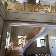 铜艺浮雕楼梯 别墅镀金扶手立体栏杆大方优雅的造型设计深入人心