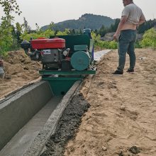 蝶形水渠摊铺机 小型U型水渠成型机 混凝土梯形水渠滑模设备