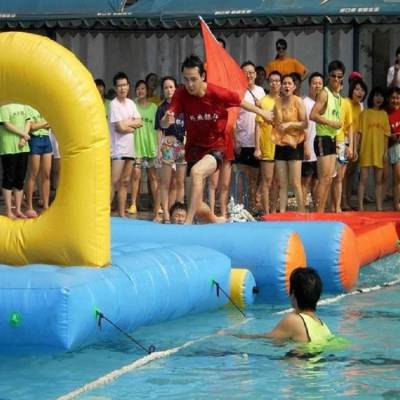 供应水上障碍充气独木桥 水上闯关游戏 障碍赛 趣味水上独木桥价格