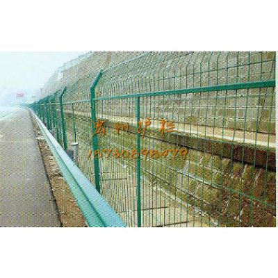 公路护栏网安装方法&大量求购公路护栏网&喷塑公路护栏网价格