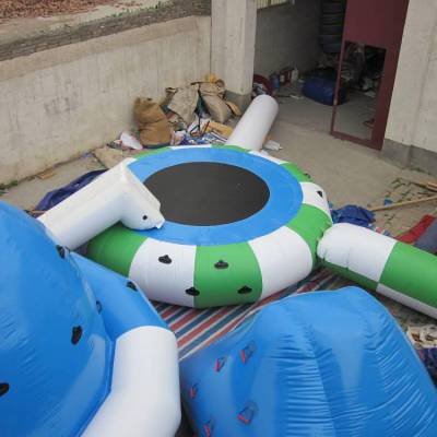 供应2014新款夏日水上跳床滑梯 大型充气组合类滑梯 水上娱乐设施