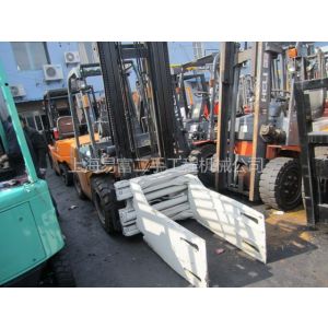 供应仓储叉车设备、山东二手叉车市场“放心购买”二手软包夹叉车、3吨叉车