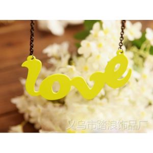 供應(yīng)多彩熒光色超大 LOVE牌玩味時(shí)尚假領(lǐng)子項(xiàng)鏈 字母毛衣鏈 A416