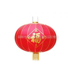 供应昆明灯笼厂家在春节来临之际为大家精心打造了一批红红的灯笼。