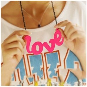 供應(yīng)韓版時(shí)尚多彩熒光色超大 LOVE牌玩味時(shí)尚假領(lǐng)子字母項(xiàng)鏈