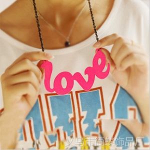 供應(yīng)B89多彩熒光色超大LOVE牌玩味時(shí)尚假領(lǐng)子項(xiàng)鏈頸鏈