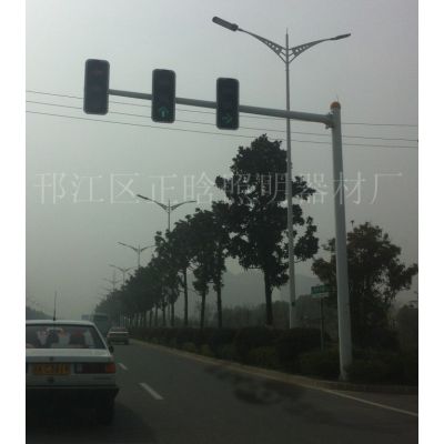 供应专业制造各类交通信号灯杆、太阳能交通信号灯杆，400红绿灯杆