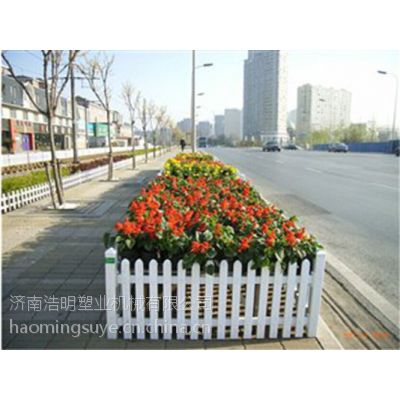 PVC草坪塑钢护栏设备
