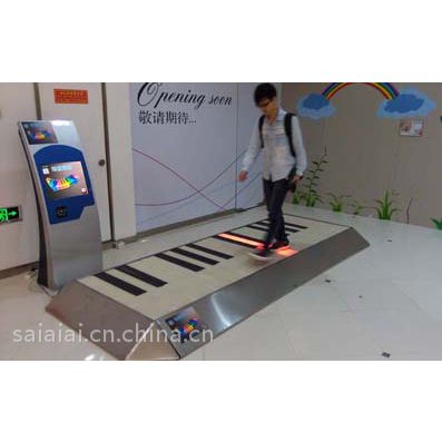 在钢琴上舞动起来的地板钢琴