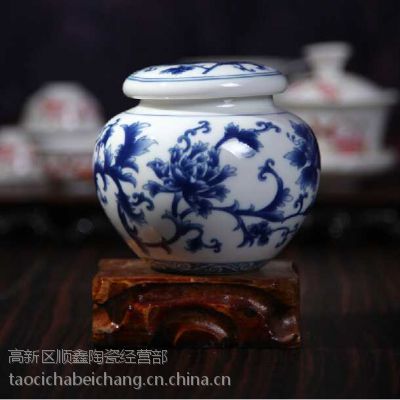 装茶叶的陶瓷罐子