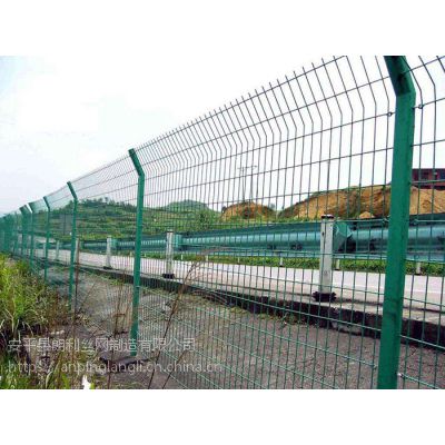 安平朗利高速公路护栏网，强度高、钢性好，抗腐蚀，护栏网厂家，采用优质低碳钢丝，表面浸塑处理，规格齐全