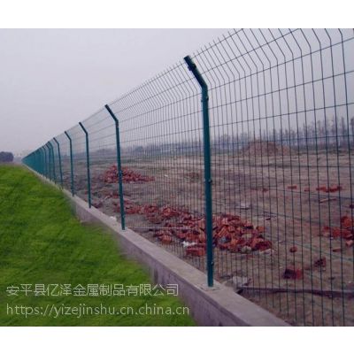 供应双边丝护栏网￥直销双边夹丝防护围栏网片￥墨绿色浸塑双边丝护栏网