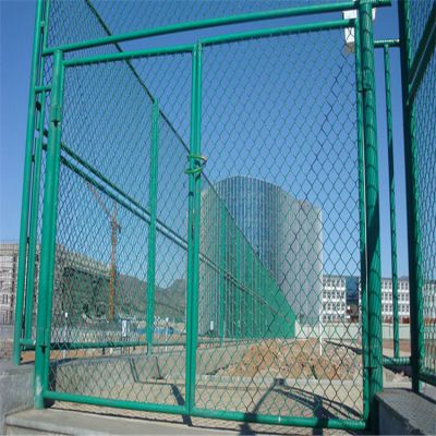 供应运动足球场安全隔离围网厂家 体育球场铁丝防护围栏网定制
