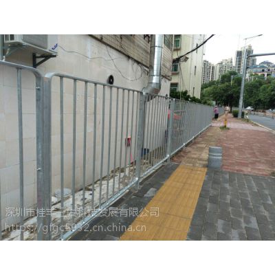 底座固定安装的公路护栏是不是可以移动？