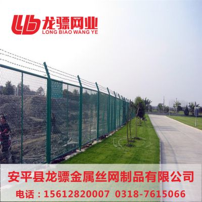 隔离钢网 防护隔离网 公路护栏网价格