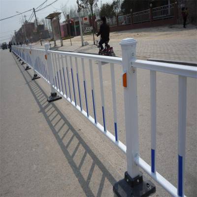 三门峡 交通道路隔离栏 锌钢护栏-PVC草坪