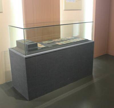 冷钢板博物馆展柜定制,深圳翻开式博物馆展示柜厂家,字画展示柜