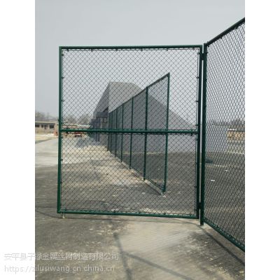 北京安平子禄生产外国语学院专用浸塑球场防护网。
