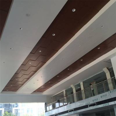 木纹、白色搭配铝天花-广汽汽车4S店装修展厅吊顶用铝天花
