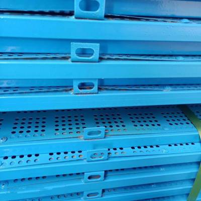 恺嵘钢质安全防护网生产厂家 镀锌板冲孔爬架网 建筑脚手架外墙钢网