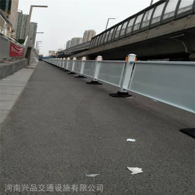 供应安装郑州市区公路中间交通防撞栏杆 人行道路广告板机非隔离栏