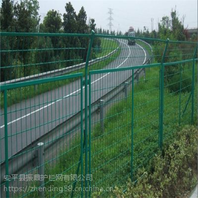 高速隔离网 厂家直销振鼎 浸塑镀锌丝绿色公路专用护栏网
