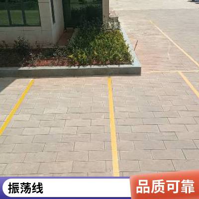 云南昆明 热熔振荡标线 马路划线佩戴好安全防护用具