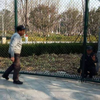 河南濮阳篮球场隔离网厂家 学校操场安全防护网 网球场足球场护栏网现货带安装