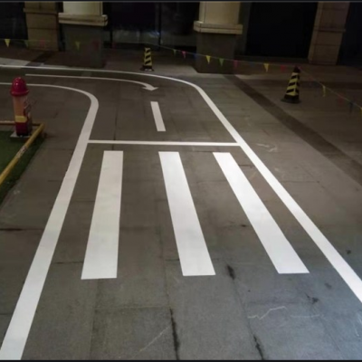 武汉道路划线停车场划线道路标线，交通指示牌、护栏减速带