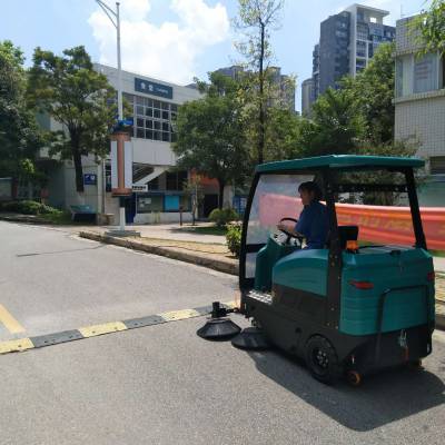 南宁学校清扫用性能优越的驾驶式扫地机多少钱一台