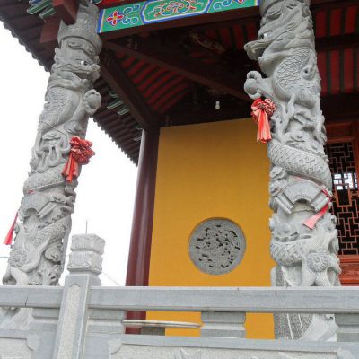 广场园林文化柱青石龙柱安装过程寺院石雕龙柱造型美观