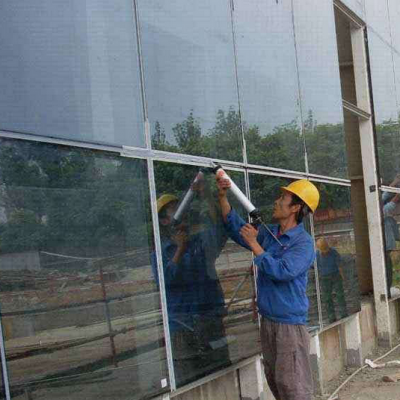 外墙玻璃幕墙补胶，属于高空作业，整体外墙修补