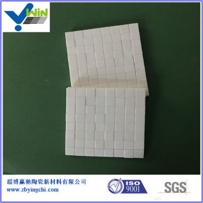 凤凰古城坐落湖南省湘西的西南部。古城建于清康熙时期古城依山傍水沱江穿城而过赤色砂岩砌成的城墙站立在岸边南华山衬着清朝年间的城楼。