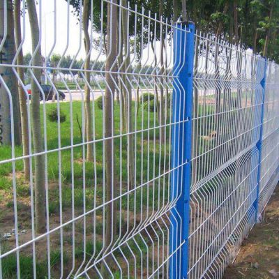 景区花园隔离金属网 山林果园防护铁丝网 三角折弯防护网厂家