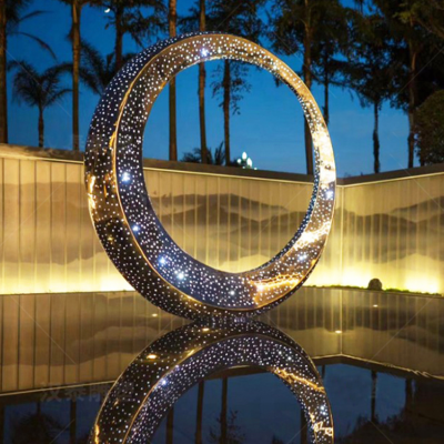 定制大型不锈钢雕塑圆环镂空发光月亮户外校园售楼部水景金属摆件