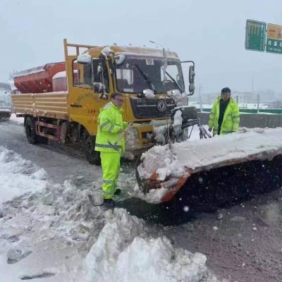 解放除雪车冬季高速路除雪10立方融雪撒布机经久耐用