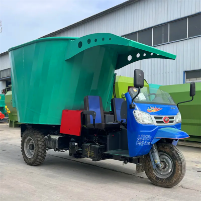 养牛场饲草撒料车 柴油三轮饲草运料车 出料干净四驱撒草车