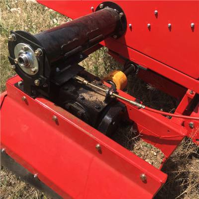 40马力以上拖拉机配果园施肥农机具 投料量可调四轮施肥开沟机