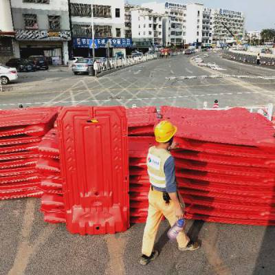 建筑工地临时水马围挡 封闭式高围栏塑料隔离墩