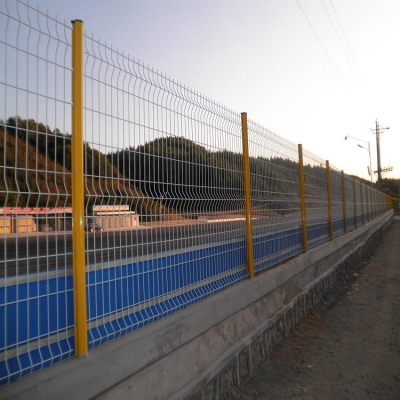 广州公路护栏2020年价格表 铁丝网护栏厂家 公路两边防护围栏款式