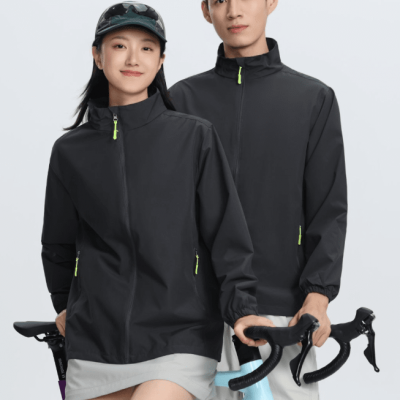 2025年新款冲锋衣时尚款工作服上市企石制衣厂刺绣企业LOGO广告标语