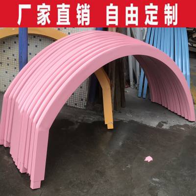 粉红色弧形铝方管吊顶厂家