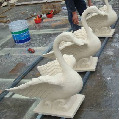 黄绣石动物喷水小品 景观水景天鹅雕塑 人造砂岩吐水天鹅摆件