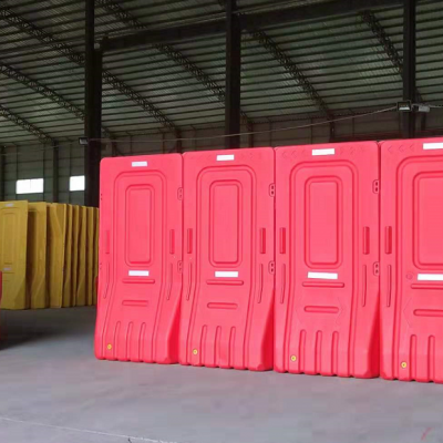 深圳市坑梓市场升级改造工程围蔽护栏 红色塑料加水增重围挡