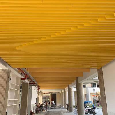 学校走廊吊顶浪漫紫色铝方通 订购彩色铝格栅 木纹带槽铝方通