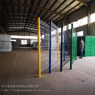 北京浸塑三角折弯防护围栏 景区护栏网标准 高速焊接网隔离栅