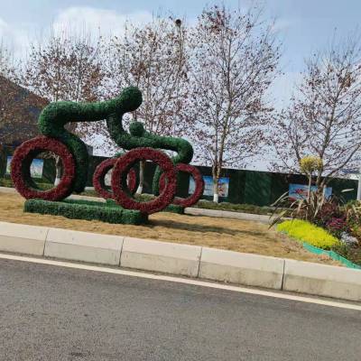 单个的骑车运动绿雕造型可以摆放在道路两边