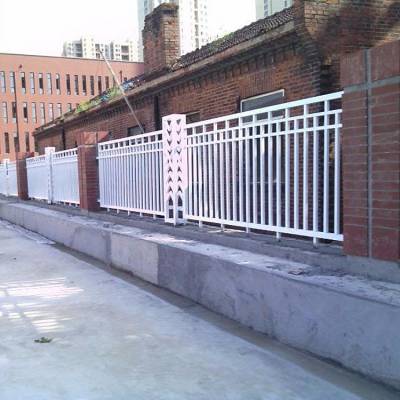 熙舟金属 小区铁艺栏杆 白色锌钢护栏 草坪围栏 施工安装
